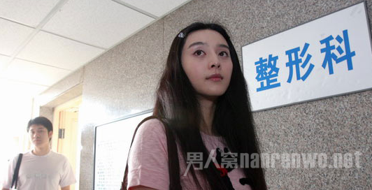 　不化妆时，脸显得比较无神