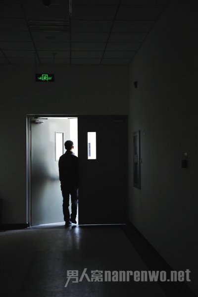 北京某高校教学楼的楼道里，艾滋病感染者李维推开通往室外的门