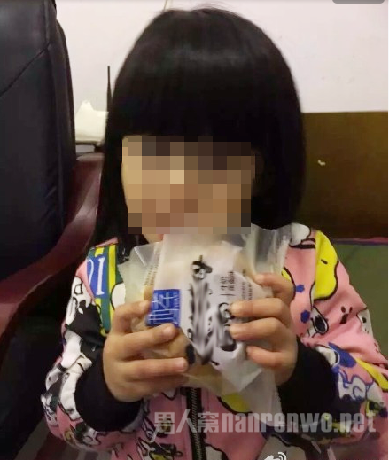 3岁女童打破商店杯子父母独自离去
