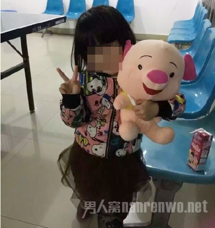 小女孩在派出所内得到民警的照顾