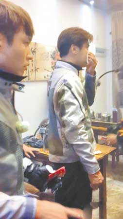 罗志祥捂住口鼻