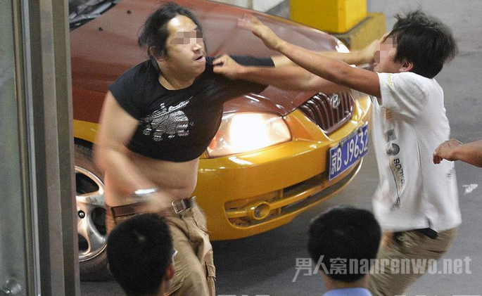 小偷怒砸小伙观者无一帮忙