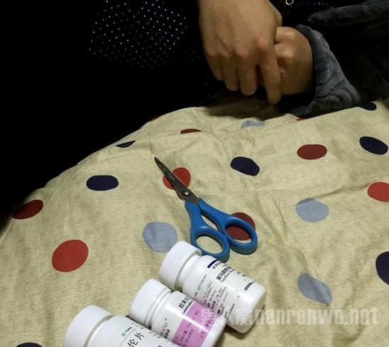 半个月前，艾滋病感染者林波在没有任何医疗常识和防护措施的情况下，在家里为自己做了一次手术