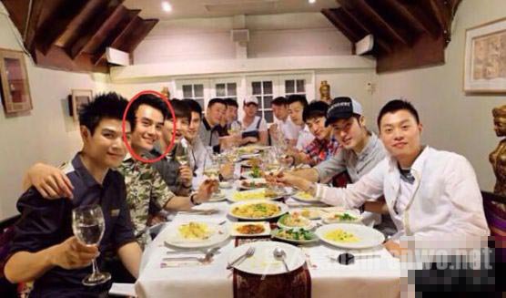 王凯与11名男子共游泰国
