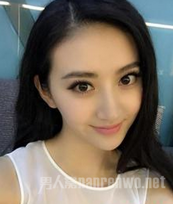 景甜美艳动人