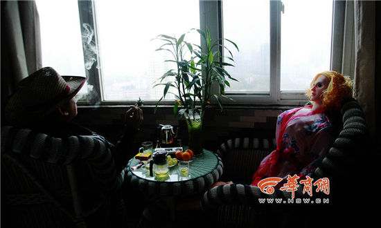 西安7旬空巢老人千元买充气娃娃