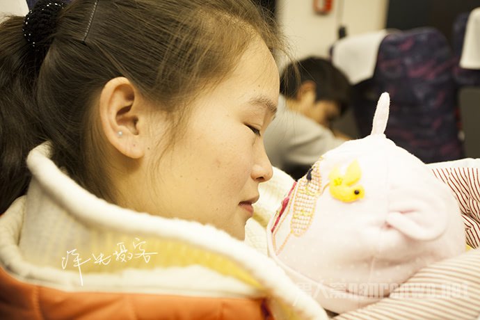 小兰抱着小孩子