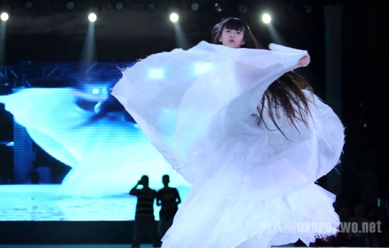 杨丽萍侄女旋转“串场”