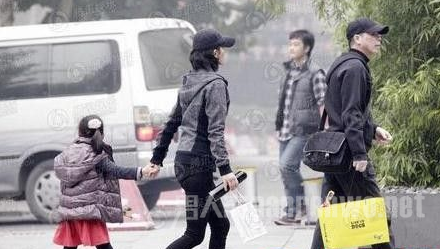 冯小刚徐帆和小女儿现身
