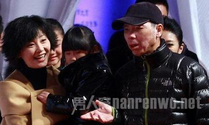 徐帆抱着女儿