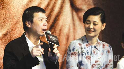 徐帆含情脉脉看着冯小刚