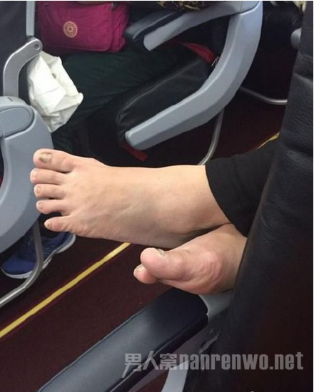 大妈坐飞机拖鞋