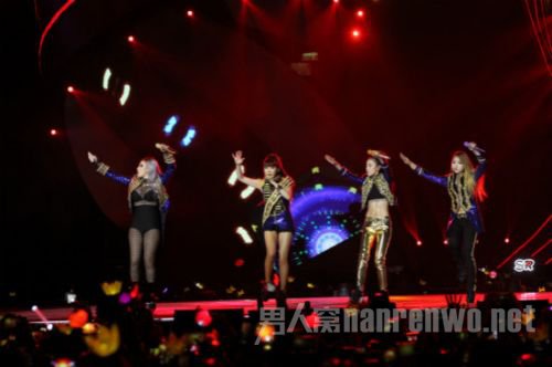 2NE1四人完整体回归引粉丝泪奔