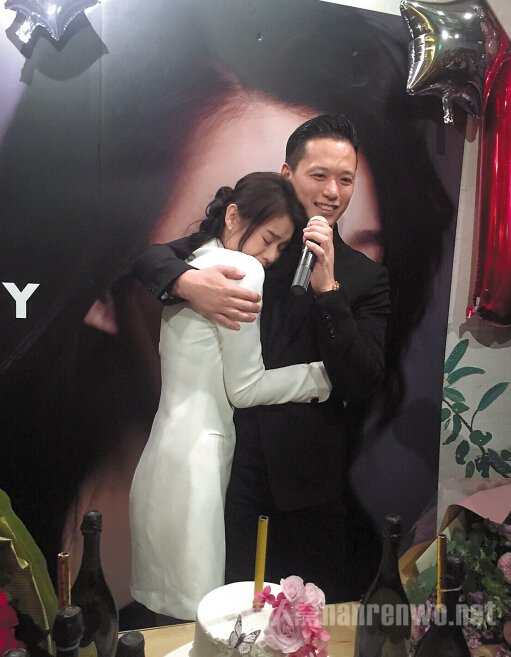 胡杏儿娇羞地扑进未婚夫怀里