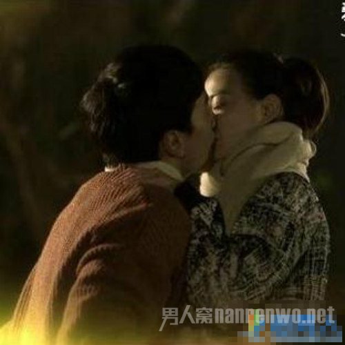 《只因单身在一起》精彩吻戏