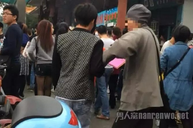 向身边的游客塞“平安符”