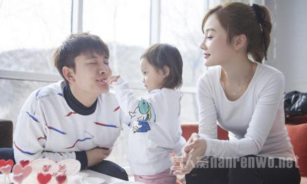 贾乃亮携老婆孩子上湖南台跨年