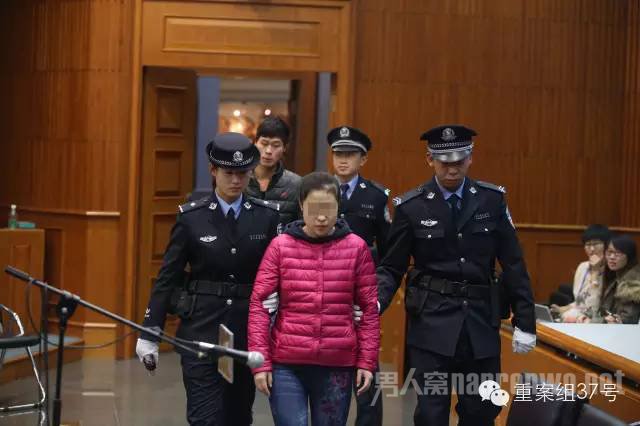 王某被带入法庭
