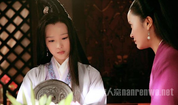 魏美人对镜照容颜