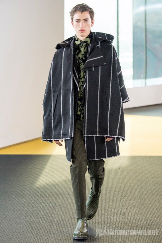 　　Kenzo 条纹超大款大衣模特秀
