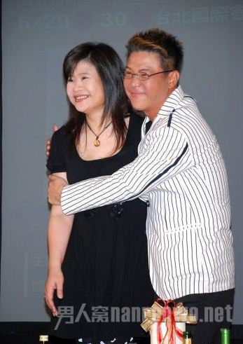 姜育恒婚后如胶似漆