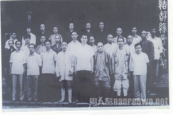佛源老和尚(前排右二)与广东省佛教界人士在一起(前排右三为惟因长老、左四为本焕长老)