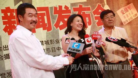 刘桦给妻子拿话筒