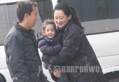 许晴和女儿下车