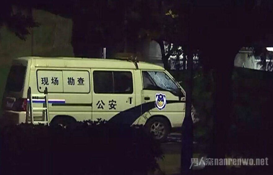 凶手作案后现场围观看热闹