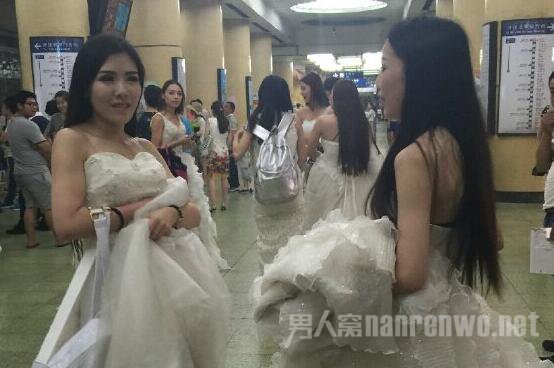 女粉丝穿婚纱求婚李易峰 女粉丝穿婚纱求婚李易峰