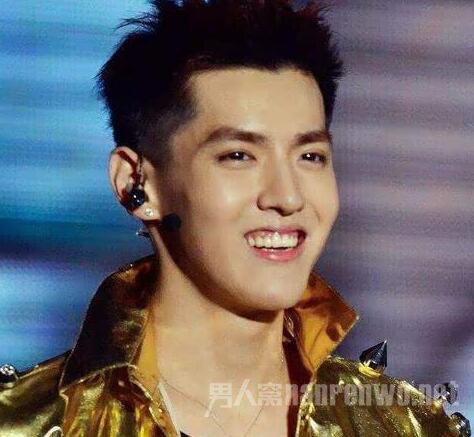 吴亦凡笑容灿烂