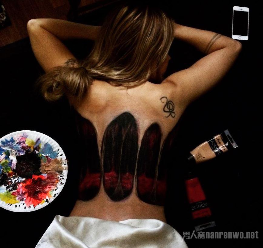 　　美艺术家把女友后背当画布