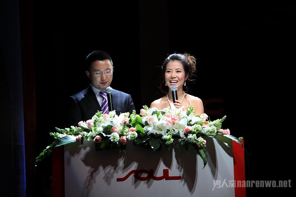 2016迎新晚会主持词推荐