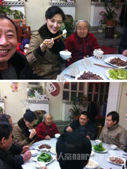 周涛和老百姓包饺子吃饭