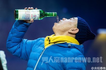 潘长江喝酒
