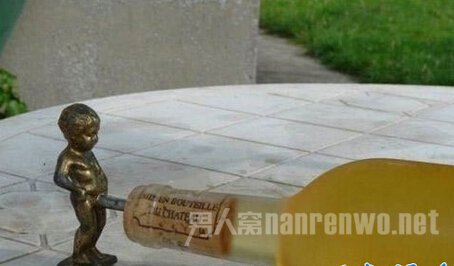 年轻小伙与已婚妇女偷情 生殖器被卡住