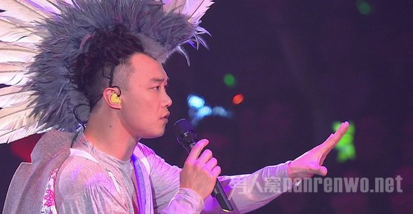 陈奕迅跨年演唱会造型独特