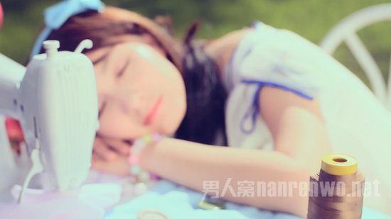 吴昕穿婚纱演唱单曲