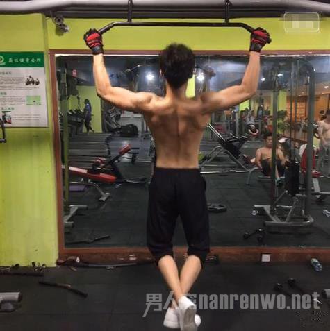 李子峰做引体向上