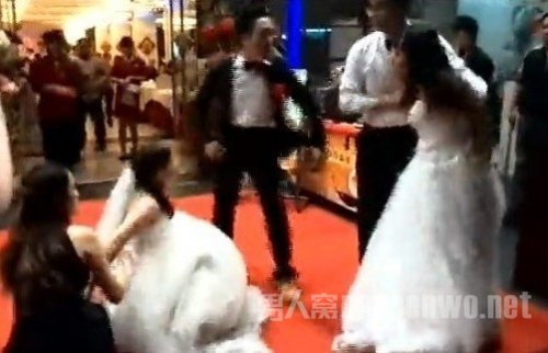 两怀孕新娘争嫁90后渣男