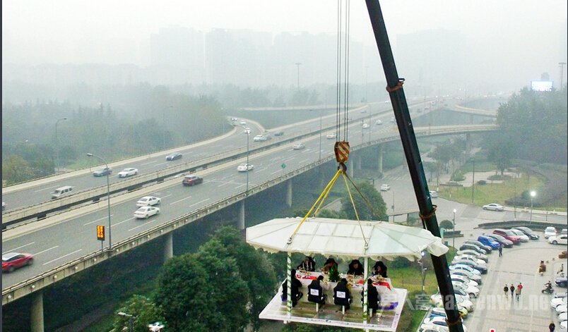 成都悬空30米在雾霾中开饭