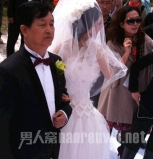 谢娜大婚挽着父亲的手 谢娜大婚挽着父亲的手