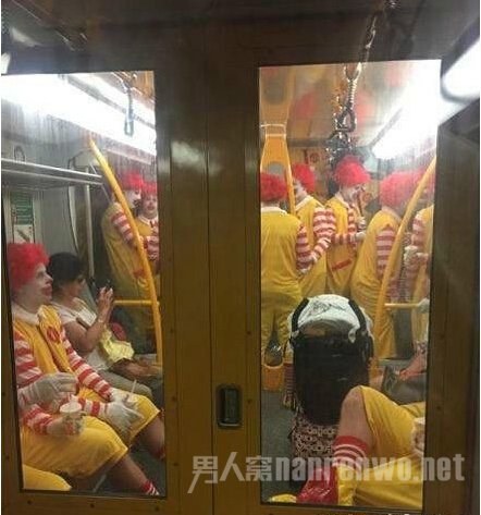 一群麦当劳叔叔在干嘛