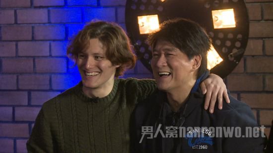 儿子搂着周华健