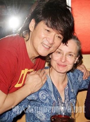 周华健和妻子合照