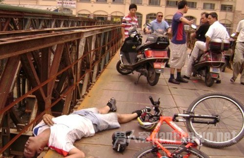 猝死十大恶习在闹市骑车