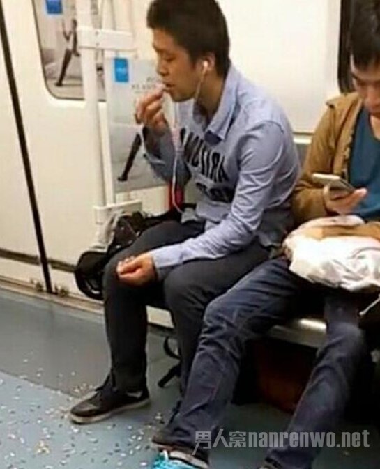　广州地铁“瓜子男”一路搭车一路磕瓜子被网友拍下