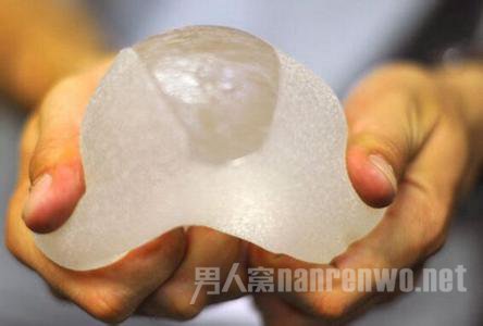 “顺胸而下”的硅胶烂穿大腿