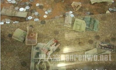 没想到不光有塞钱的还有发卡的