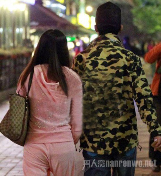 陈楚生牵着女友